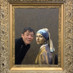 Kevin posing next to the Girl with the Pearl Earring 